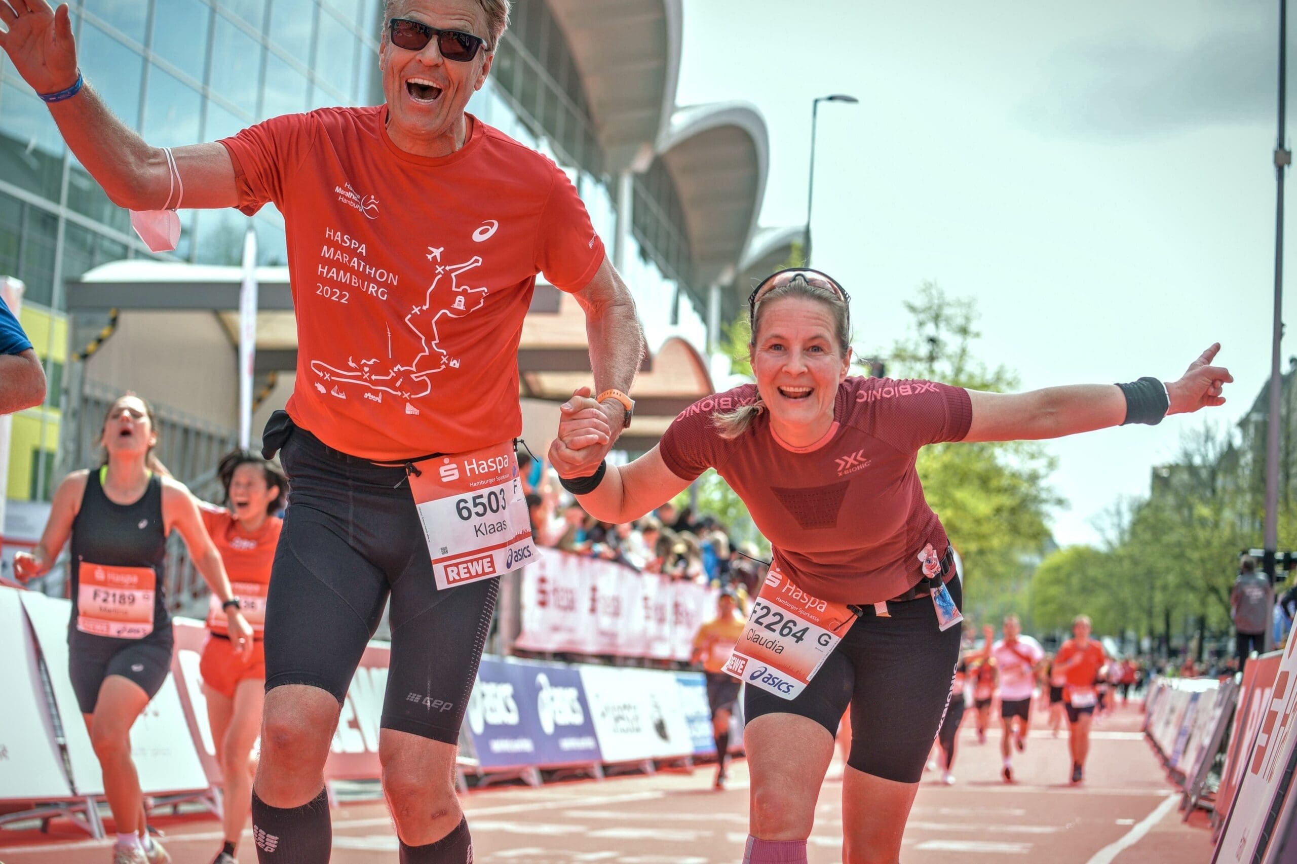 Hand in Hand mit Klaas über die Ziellinie.