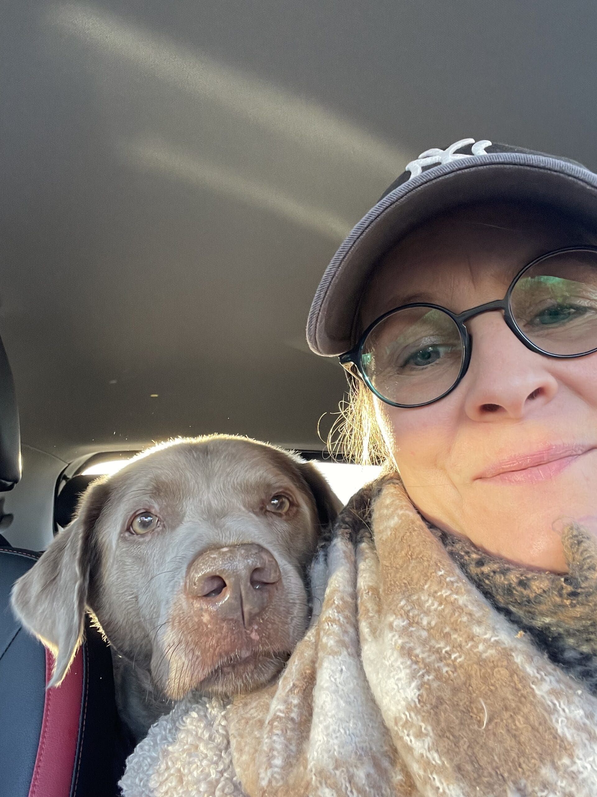 Claudia und Buddy im Auto